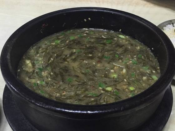 모자반을 듬뿍 넣은 몸국은 제주의 대표적인 향토음식이다. 우진해장국에선 고사리육개장처럼 돼지고기 육수를 기본으로 한다.