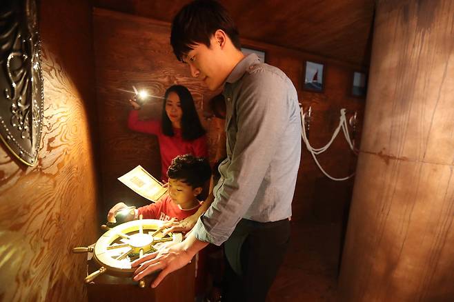 힌트를 찾기 위해 조타기를 돌리고 있다. 신인섭 기자