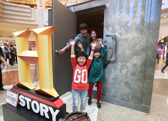 방 탈출 게임을 체험한 어린이 모델들이 탈출에 성공하자 환호하고 있다. 신인섭 기자