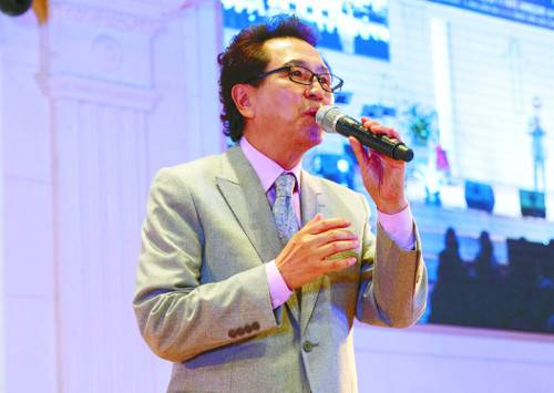 장욱조 목사가 ‘데뷔 50주년 기념콘서트’에서 열창하고 있다.