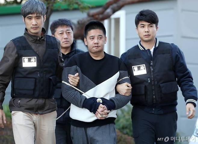 딸의 친구를 살해하고 시신을 유기한 혐의를 받고 구속된 이영학(35)이 13일 오전 서울북부지검으로 송치되고 있다./사진=홍봉진 기자