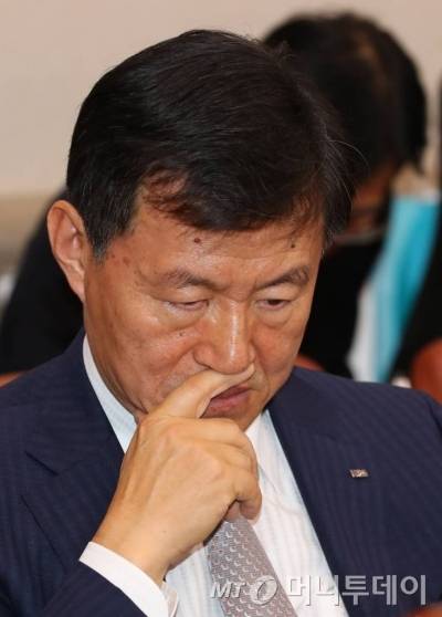 【서울=뉴시스】배훈식 기자 = 16일 오후 서울 여의도 국회 산업통상자원중소벤처기업위원회 회의실에서 열린 2017 중소벤처기업부 국정감사에 증인으로 참석한 강남훈 홈앤쇼핑 대표이사가 심각한 표정을 하고 있다. 2017.10.16.   dahora83@newsis.com  <저작권자ⓒ 공감언론 뉴시스통신사. 무단전재-재배포 금지.>