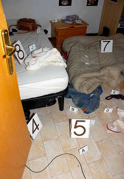 ⓒMirror 갈무리 사건 현장은 어수선했다.