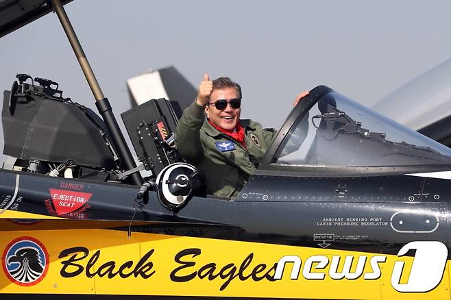 문재인 대통령이 17일 오전 경기도 성남 서울공항에서 열린 '서울 국제항공우주 및 방위산업 전시회(서울 ADEX) 2017' 개막식에 참석해 블랙이글스 T-50 1호기에 올라 엄지손가락을 들어보이고 있다.(청와대) 2017.10.18/뉴스1 © News1 이광호 기자