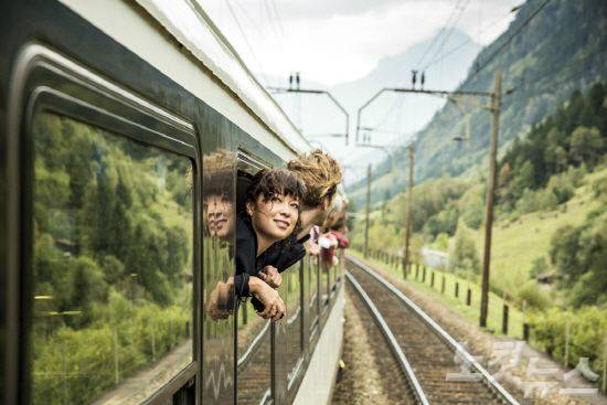 창문이 열리는 기차를 타고 알프스산맥을 가로지르며 고타드 지역을 운치 있게 여행해보자. (사진=스위스정부관광청 제공)