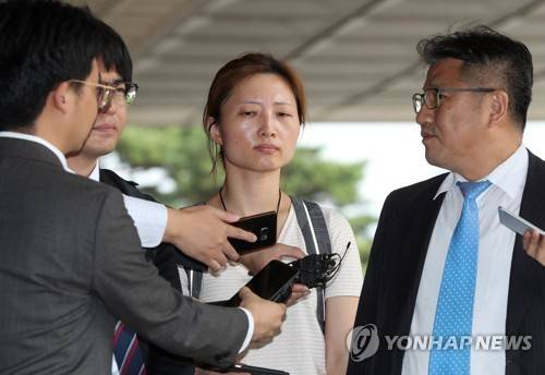 백남기 농민의 딸 백도라지 씨가 지난달 7일 오후 윤대진 1차장검사와 이진동 형사3부장을 면담을 위해 서울 서초구 서울중앙지검으로 들어서고 있다. [연합뉴스 자료사진]