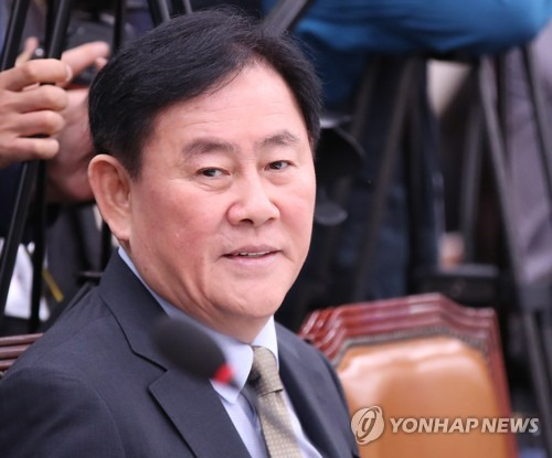 (서울=연합뉴스) 김도훈 기자 = 자유한국당 최경환 의원이 지난 12일 오전 국회에서 열린 외교부·한국국제협력단·한국국제교류재단·재외동포재단 등에 대한 국회 외교통일위원회의 국정감사에 참석해 개회를 기다리고 있다.     superdoo82@yna.co.kr