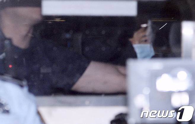 박근혜 전 대통령이 28일 오후 서울 서초구 반포대로 서울성모병원에서 발가락 치료를 받은 뒤 구치소로 이동하고 있다. 박 전 대통령은 구치 수감 중 왼쪽 4번째 발가락을 다쳐 고통을 호소했다. 2017.7.28/뉴스1 © News1 임세영 기자