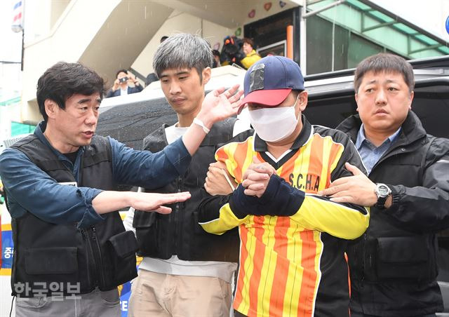 딸 친구를 살해, 유기한 이영학이 11일 오전 현장검증을 위해 서울 중랑구 망우동 집으로 들어가고 있다. 신상순 선임기자