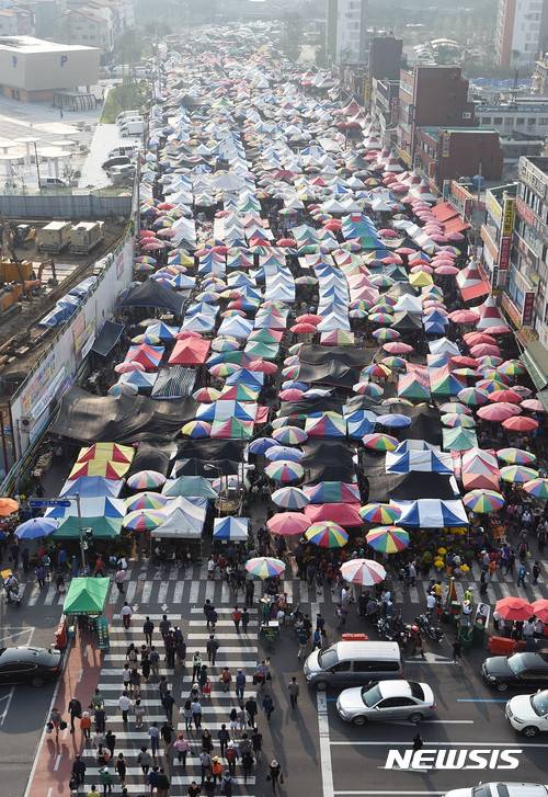 【성남=뉴시스】 인파로 북적이는 성남 재래시장.(뉴시스 자료사진)