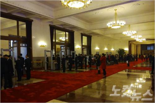 중국 공산당 19차 당대회가 열리는 인민대회당 출입구에 검색대들이 늘어서 있다. 공항 수준의 보안 검색이 이뤄지고 있다. 사진: 베이징=CBS 김중호 특파원