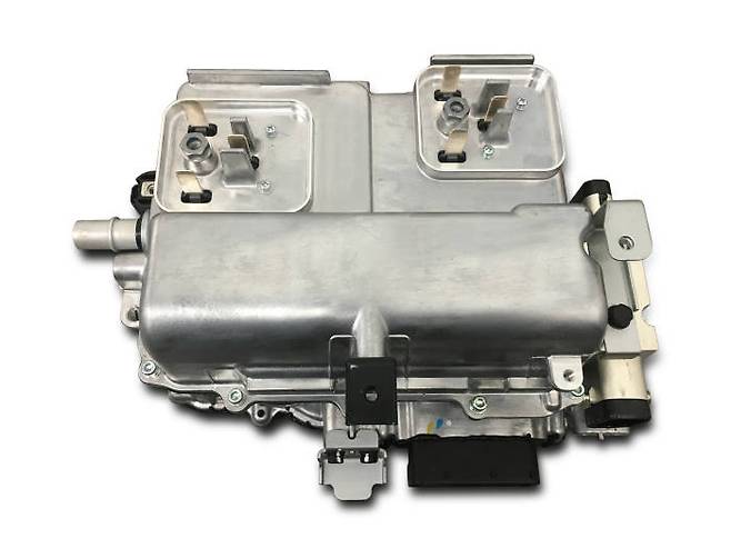 HCU/VCU(Hybrid/Vehicle Control Unit)와 직류↔교류 인버터, 저전압 직류변환장치(LDC) 등 모듈형태로 완성한 현대모비스의 친환경차용 전력변환장치(PCU).