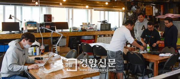 분주한 제작 실험실 19일 서울 종로구 세운상가에 위치한 제작 실험실 ‘팹랩 서울’에서 엔지니어들이 다양한 장비를 이용해 아이디어 구현 제품들을 만들어 보고 있다. 이준헌 기자 ifwedont@kyunghyang.com