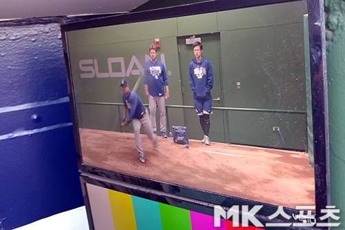 류현진이 19일(한국시간) 리글리필드 원정팀 불펜에서 불펜 투구를 하고 있는 모습. 더그아웃에 있는 TV를 촬영했다. 사진(美 시카고)= 김재호 특파원