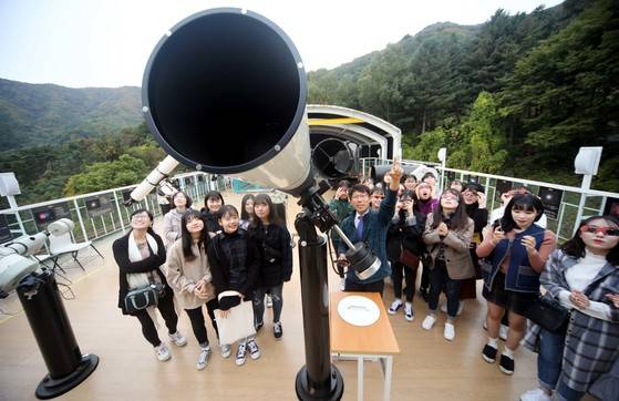 18일 오전 충북 제천시 봉양읍 별새꽃돌 과학관을 찾은 충주 예성여고 학생들이 태양관측 전용 망원경으로 천체를 관측하고 있다. 프리랜서 김성태