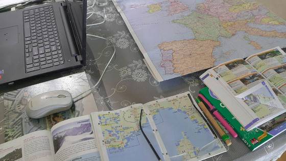 아내와 함께 갈 곳을 고르면서 여행의 즐거움을 앞당겨 맛보고 있다. [사진 장채일]