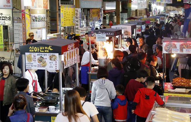 전주 남부시장 야시장 개장 3주년 특별무대 진행