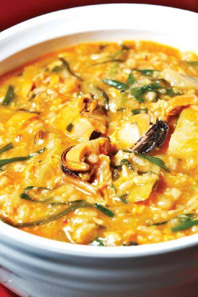 [월간산]커다란 섭을 썰어 넣고 얼큰하게 끓인 섭죽. 보양식은 물론, 해장국으로도 제격이다.