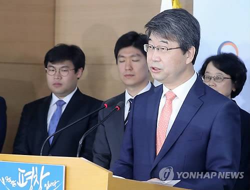 (서울=연합뉴스) 한상균 기자 = 20일 오전 정부서울청사에서 신고리5·6호기공론화위원회 김지형 위원장이 '공론조사' 결과를 발표하고 있다.     xyz@yna.co.kr