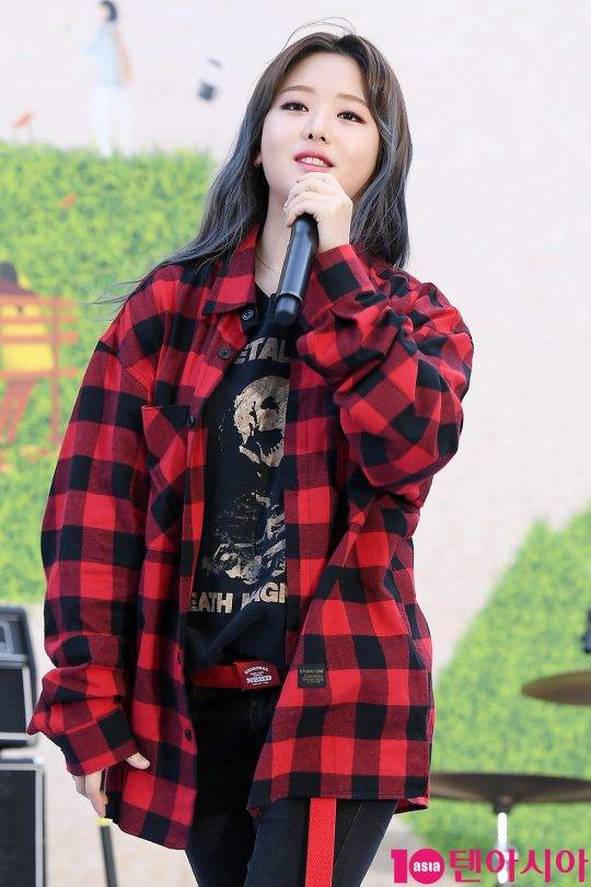 가수 키썸이 21일 오후 서울 송파구 잠실 롯데월드타워 잔디광장에서 열린 ‘청춘, 2017 커피 페스티벌’에 참석해 멋진 무대를 펼치고 있다.