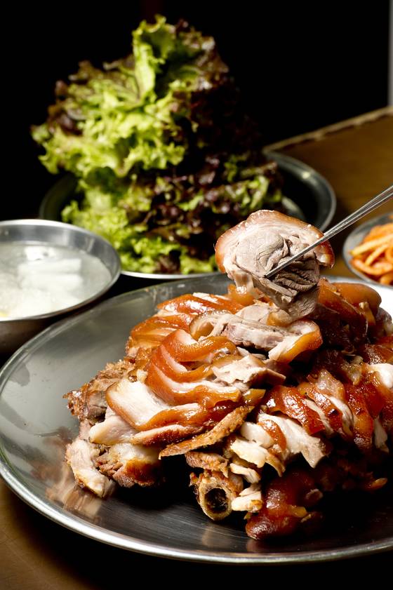 부드러운 식감의 평안도집 족발. 생강으로 누린내를 잡고 간장으로 간을 맞춘다. 김경록 기자