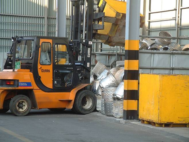 폐가전제품에서 분리된 부품을 따로 분류하고 있는 모습. 강찬수 기자