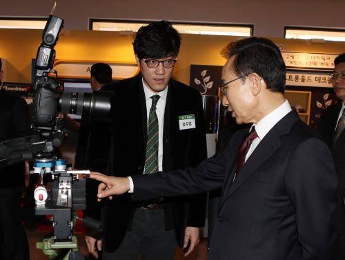 창업 초기 이명박 당시 대통령의 질문을 받고 있는 정주영 대표. [사진 이상원]