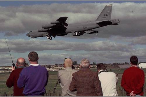 코소보 사태를 둘러싼 북대서양조약기구(NATO)군의 세르비아 공습결정이 임박한 가운데 작전에 참가할 미국의 B52기 폭격기가 영국 페어포드 공군기지에 도착하고 있다. [페어포드 AP=연합]