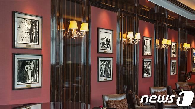 더 세인트 레지스 싱가포르에 전시된 피카소 작품들© News1