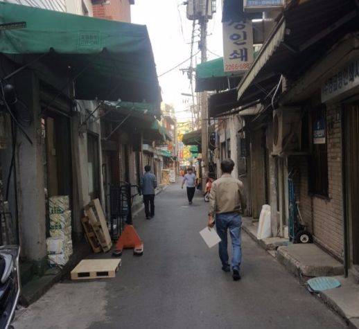 충무로 골목을 걷다보면 타임머신을 타고 1980년대로 돌아온 것같다. 미로처럼 복잡한 골목마다 인쇄소와 오래된 맛집들이 숨어있다. [사진 중구]