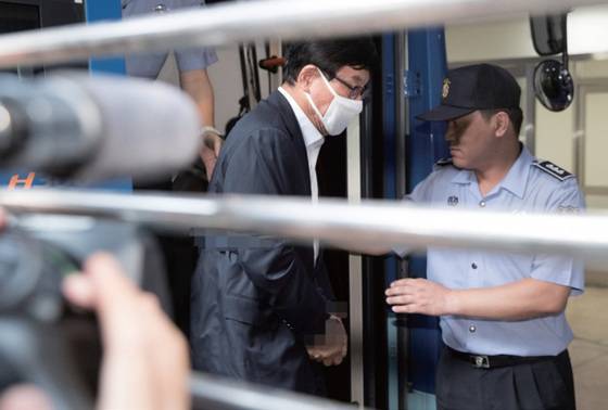 MB 정부 시절 국정원의 댓글 공작 의혹 사건과 관련해 파기환송심에서 실형을 선고받고 구속 수감된 원세훈 전 국정원장이 지난 9월 26일 검찰 조사를 받기 위해 서울중앙지검에 출석했다.