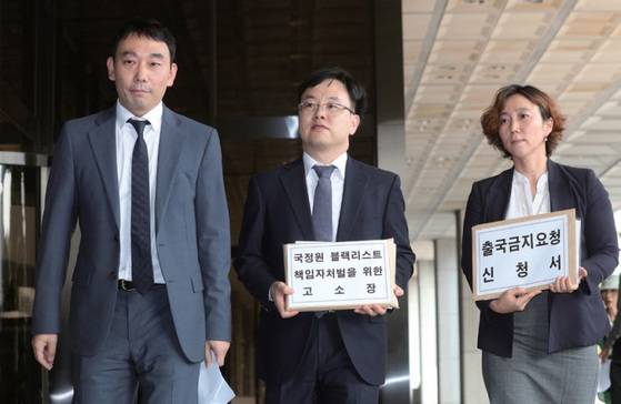 지난 9월 25일 ‘국정원 문화계 블랙리스트’ 사건과 관련해 피해자 대리인단이 이명박 전 대통령과 원세훈 전 국정원장에 대한 고소장을 서울중앙지검에 접수했다.