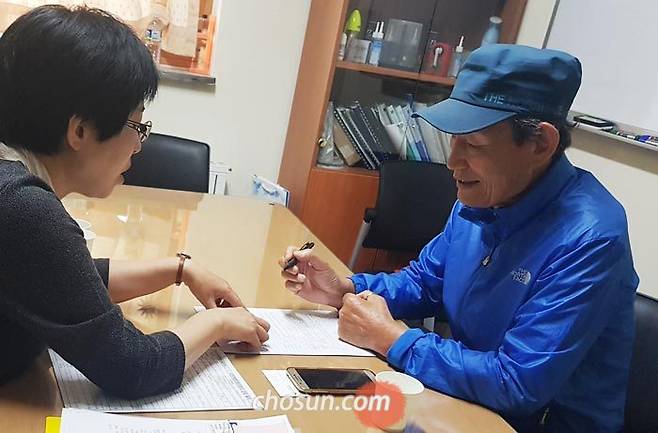23일 서울 중구 사전의료의향서 실천모임 사무실에서 정득성씨가‘임종 과정에 있는 환자가 될 때 심폐소생, 혈액투석, 인공호흡기, 항암제 투여를 거부한다’는 내용의 사전연명의료의향서를 작성하고 있다. /이기훈 기자