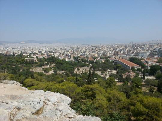 귀족회의가 열리던 아레오파고스 바위 언덕에서 내려다본 고대 아테네 아고라의 모습. 오른쪽 기다란 지붕 건물이 아탈로스 스토아이며, 이곳에서 왼쪽 언덕의 헤파이스토스 신전까지가 아테네 아고라다.