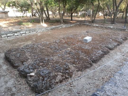 아테네 아고라의 베마. 아탈로스 스토아 바로 앞, 판아테나이카 도로가 시작되는 지점에 자리한다. 지금은 땅에 묻혀 연단의 모습이 잘 드러나지 않지만 여기서 시민들이 자유롭게 자신의 정치적 의사를 표현할 수 있었다.