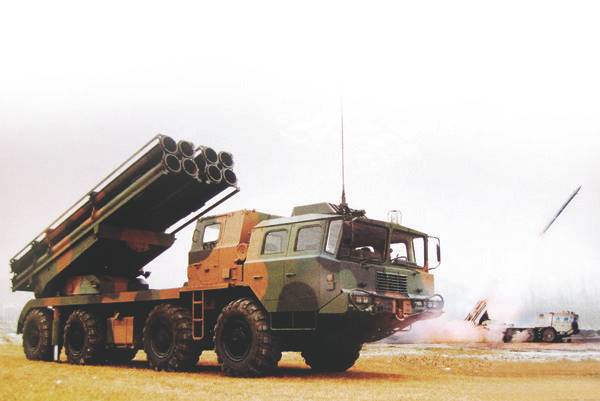 말레이시아가 도입을 검토하고 있는  중국의 신형 다연장로켓 AR-3.[밀리터리 투데이닷컴]