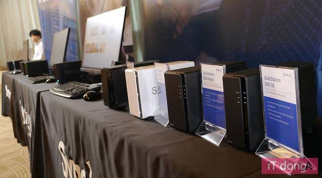 행사장에 전시된 시놀로지 2018 신제품 시리즈