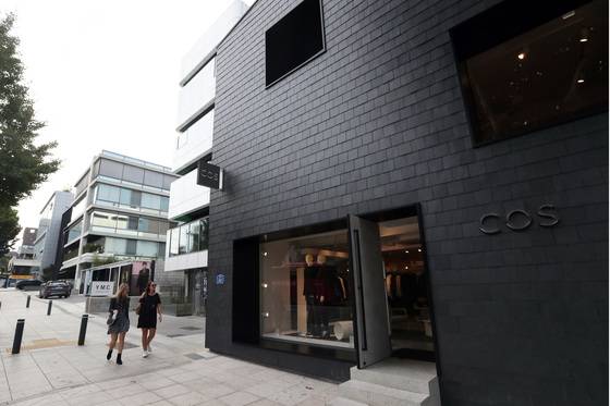 2017년 9월 한남동 메인도로인 꼼데길에 문을 연 SPA브랜드 코스 매장. 김경록 기자
