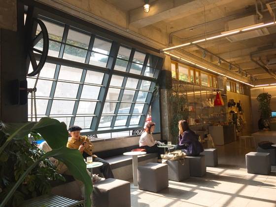 연남동에서 라이프스타일 편집숍으로 이름을 알린 MTL(모어댄레스)도 독일 보난자 커피를 수입·유통하기 시작하면서 2016년 말 한남동으로 이전했다. 윤경희 기자