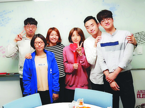 ‘엠티를 부탁해’ 애플리케이션을 만든 OWO의 이민정 대표(왼쪽 세 번째)와 직원들이 지난 11일 서울 마포구 서울창업허브에서 업무를 마친 뒤 포즈를 취하고 있다. OWO 제공