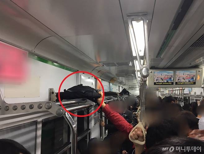 25일 오전 지하철 2호선 합정역 지하철을 지나는 전동차 내에서 한 승객이 선반에 짐을 올리고 있다./사진=남형도 기자