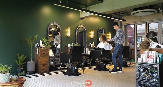서울 마포구 상수동에 있는 미용실 ‘상수동화’. 트렌디한 헤어 스타일을 연출하는 미용실치고는 독특한 풍경이 눈에 띈다. 군데군데 놓인 낡고 오래된 자개장이 현대적인 소품을 만나 세련된 분위기가 물씬 난다. 골동 취급받던 오래된 물건이 새로운 감각과 해석이 더해져 다시 소비되기 시작했다. 이른바 ‘신(新)골동’에 주목하는 시대가 왔다. /이신영 영상미디어 기자