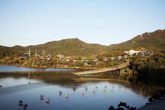햇빛에 반짝이는 호수와 단풍이 어우러진 미리내 다리. 사진은 '2015 년 서울대공원 단풍숲 사진 공모전' 수상작. ［사진 서울대공원］
