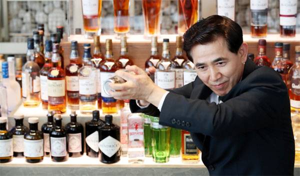 시그니엘 `바81`에서 이석현 롯데호텔 수석바텐더가 칵테일을 흔들어 섞는 `셰이킹`을 하고 있다. [한주형 기자]