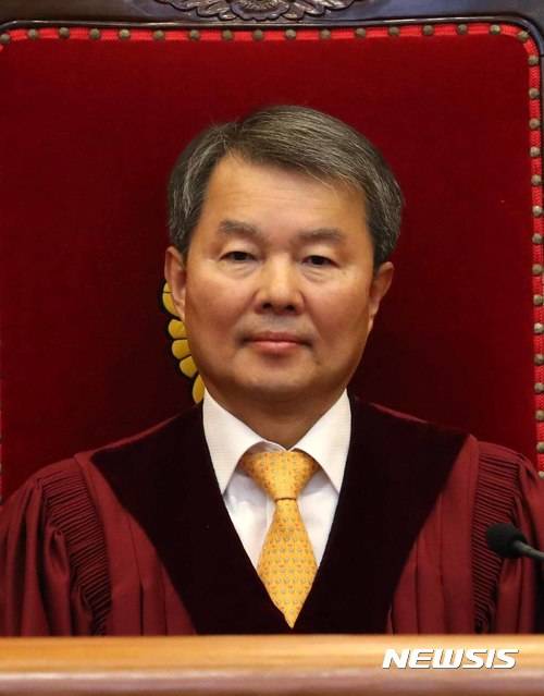 【서울=뉴시스】문재인 대통령이 27일 오후 헌법재판소장 후보에 이진성 헌법재판관을 지명했다. 사진은 대심판정 자리에 앉은 이진성 헌법재판소장 후보자. 2017.10.26. (사진=뉴시스DB)photo@newsis.com