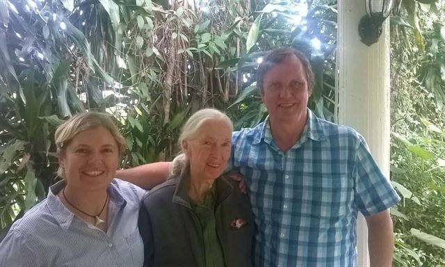 웨인 로터(오른쪽)와 크리시 클라크(왼쪽)는 2009년 탄자니아에서 PAMS재단을 설립해 코끼리 밀렵 단속의 패러다임을 바꿨고, 그럼으로써 밀렵 전쟁 승리의 교두보를 확보했다. 친구 제인 구달(가운데)은 자신의 홈페이지에 "로터는 나의 영웅이자 우리 모두의 영웅"이라 썼다. PAMS Foundation