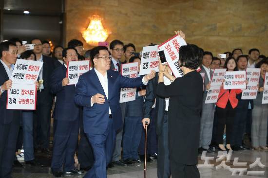 지난 9월 국회 로텐더홀에서 자유한국당 의원들이 방송저지 피켓시위를 펼치는 것을 더불어민주당 손혜원 의원이 휴대전화로 촬영을 하자 자유한국당 김광림 정책위의장이 막아서고 있다 (사진=윤창원 기자/자료사진)