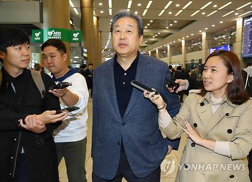 (영종도=연합뉴스) 김주성 기자 = 바른정당 김무성 의원이 27일 오후 국회 외교통일위원회의 해외 국정감사 일정을 마치고 영종도 인천공항을 통해 귀국, 보수통합 논의와 관련한 기자의 질문에 답하고 있다. 2017.10.27      utzza@yna.co.kr