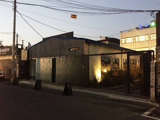 안전가옥의 외부. 오토바이 수리점으로 사용했던 창고형 건물과 공업사로 사용한 뒤쪽의 3층 건물을 함꼐 사용한다. 윤경희 기자