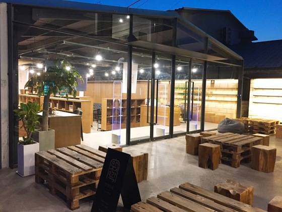 갈대 길을 지나 들어오면 나타나는 안전가옥의 진짜 입구. 유리문 안쪽이 라이브러리, 사진에는 보이지 않는 맞은편엔 커피를 주문할 수 있는 카페가 위치해 있다. 윤경희 기자